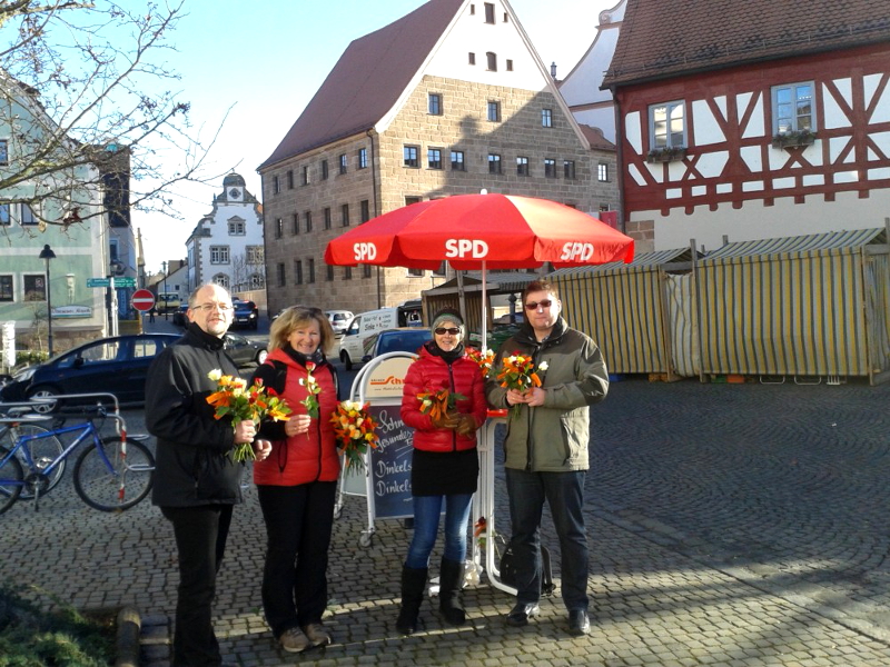 Rainer Herbrecher, Elfriede Dotzer, Christine Sippenauer und Uwe Renner am Infostand der SPD am Bauernmarkt Rainer Herbrecher, Elfriede Dotzer, Christine Sippenauer und Uwe Renner am Infostand der SPD am Bauernmarkt