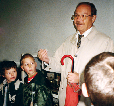 Hans Weiß mit Kindern