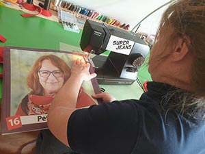Birte beim Nähen