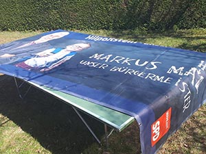 Tischtennisplatte mit Bauzaunplanen