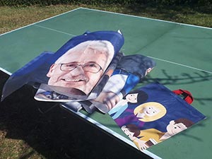 Tischtennisplatte mit Bauzaunplanen
