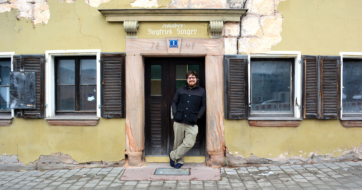 Dominik Jüllig vor dem alten Eingang der heruntergekommenen ehemaligen Lüftn