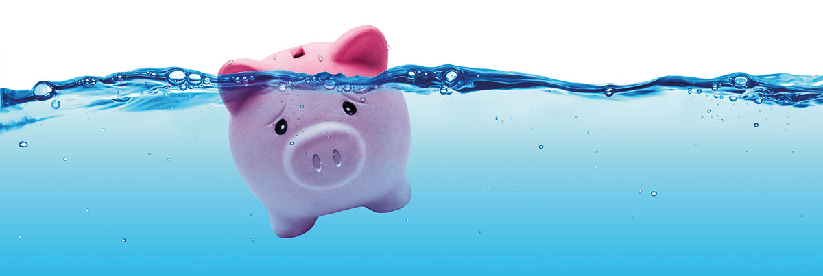 Sparschwein versinkt im Wasser